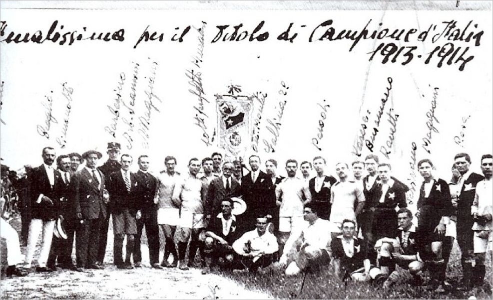 La foto della finalissima contro la Lazio del luglio 1914, vinta dal Casale per 7-1. Con la cravatta regimental e i pantaloni corti l'arbitro Scamoni, avvocato torinese.