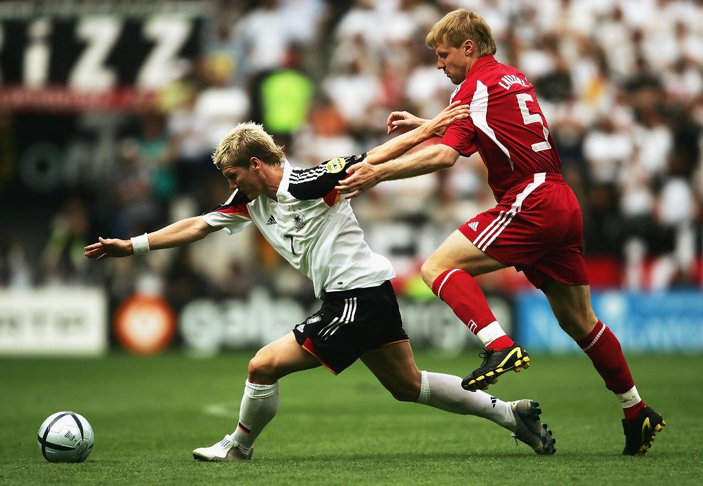 Bastian Schweinsteiger e Juris Laizans in Germania-Lettonia 0-0