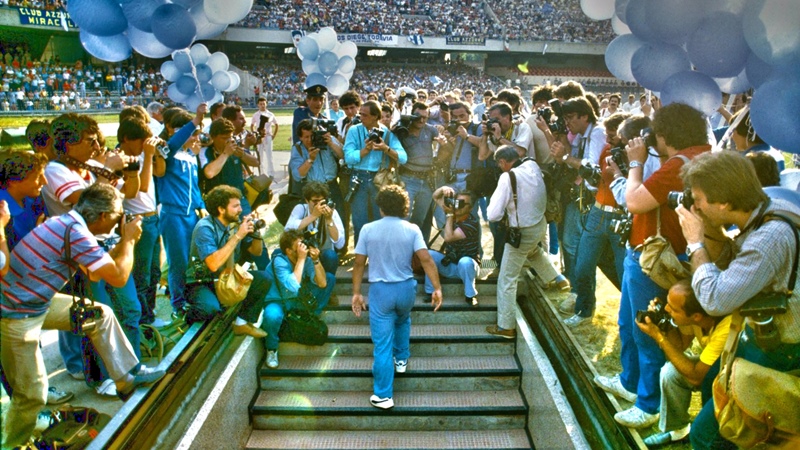 maradona-arrivo-napoli-1984-wp