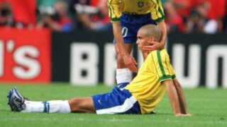 brazilian-forward-bebeto-comforts-his-teammate-ronaldo-after-the-1998-world-cup-final-france