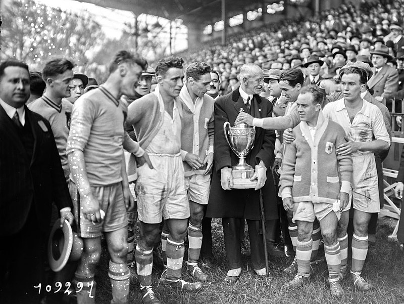 Olympique_de_Marseille_reçoit_la_Coupe_de_France_en_1926